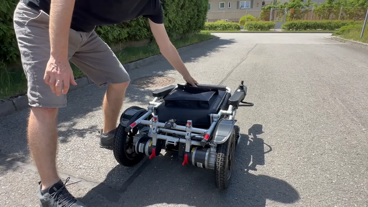 Skládací elektrické invalidní vozík - Dokonalý průvodce výběrem, vlastnostmi a možnostmi moderní mobility foto